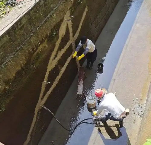 彭市镇污水池堵漏